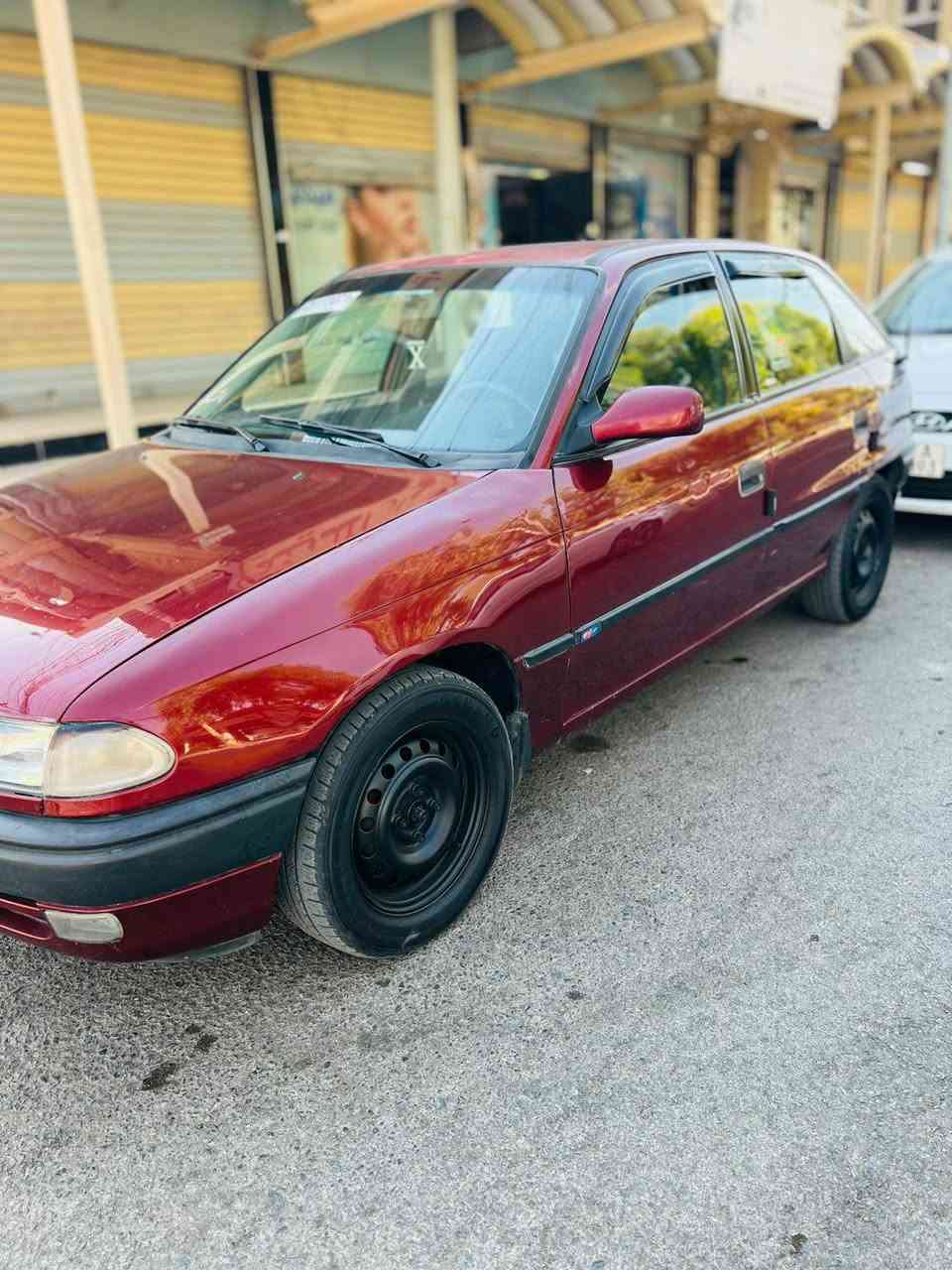 🚗 **للبيع في الموصل: أوبل أسترا موديل 1996 (وضع شركة)** 🚗 

السيارة بحالة ممتازة جداً وجاهزة للاستخدام الفوري، كلو شغال وما تحتاج أي مصاريف (درهم ما تصرف عليها). 

✨ **المواصفات والمميزات:** 

* **الموديل:** 1996
* **المكان:** الموصل
* **المحرك:** مكينة جديدة بحالة ممتازة
* **ناقل الحركة:** كير ممتاز (شرط الفحص)
* **المقود:** ستيرن بور
* **الأمان:** قفل مركزي شغال
* **الهيكل والصبغ:** سيارة وضع شركة (بدون صبغ بالكامل)
* **الأوراق والشرعية:** تحويل من الشرعي (شرط تحويل مباشر)

📞 **للتواصل والاستفسار والمعاينة:**
يرجى الاتصال مباشرة على رقم الهاتف: ***************
