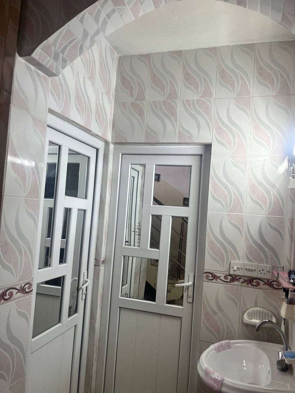 بيت 🏠 للبيع في منطقة الكندي الاولى
بيت للبيع منطقة الكندي الاولى قرب جامع الفردوس
مساحة الدار 150 متر
واجهة 6 / عمق 25
يتكون الدار من طابق ونص
الطابق الاول
يتكون من غرفتين نوم + استقبال + مطبخ + صحيات + مناور عدد 2
الطابق الثاني يتكون من غرفة وبيتونة
سند 2026
للاستفسار ***********
