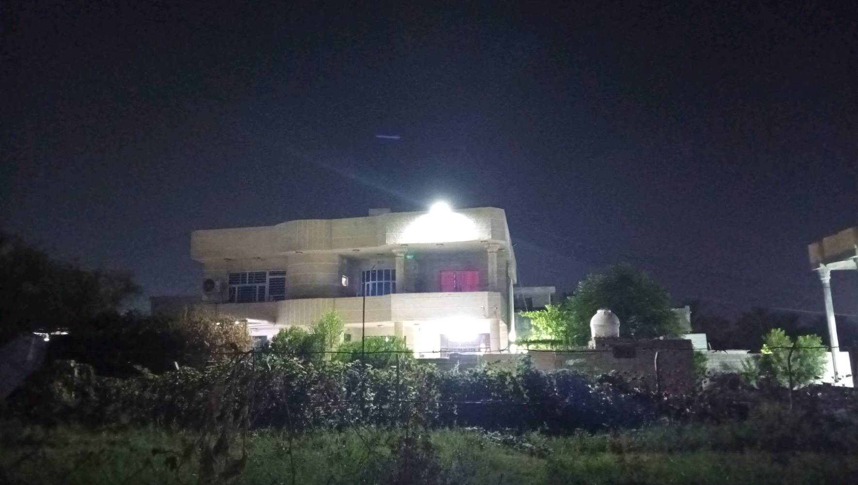 بيت ملك سند 25 للبيع كامل مساحه 500م يحتوي على 5غرف نوم 🏡🏠

وصاله عدد3 

استقبال 

وهوال

وحمام عدد 3

ومطبخ 

ومخزن غراض 

وكراج كبير 

لبيت كامل من كلشي خدمات ماء وكهرباء 24ساعه

 وشارع تباليط
عنوان شاطى التاجي قرب معمل لببسي