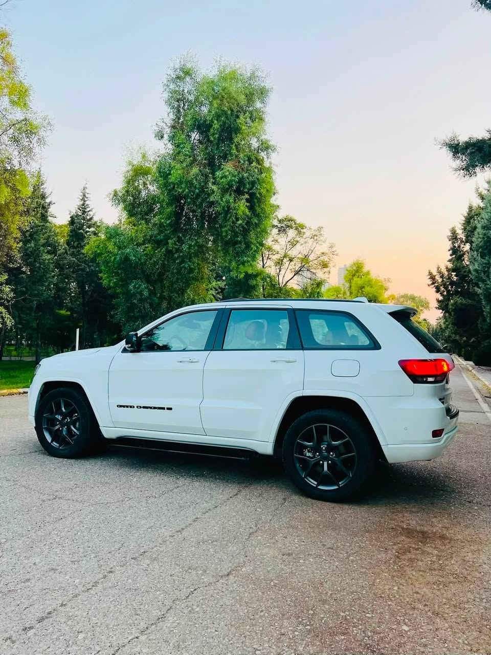 Jeep Grand Cheroke 
2021
٢٠  هـةزار  رؤيـشتية
سـةيارة خـةليجـية  سـفري ئـيرةية
يـةك  دةستة زؤر خاوين جوان ماوةتةوة زؤر  كةم  رؤيشتية
فـول  فـول  مـواسةفاتـة

***********
