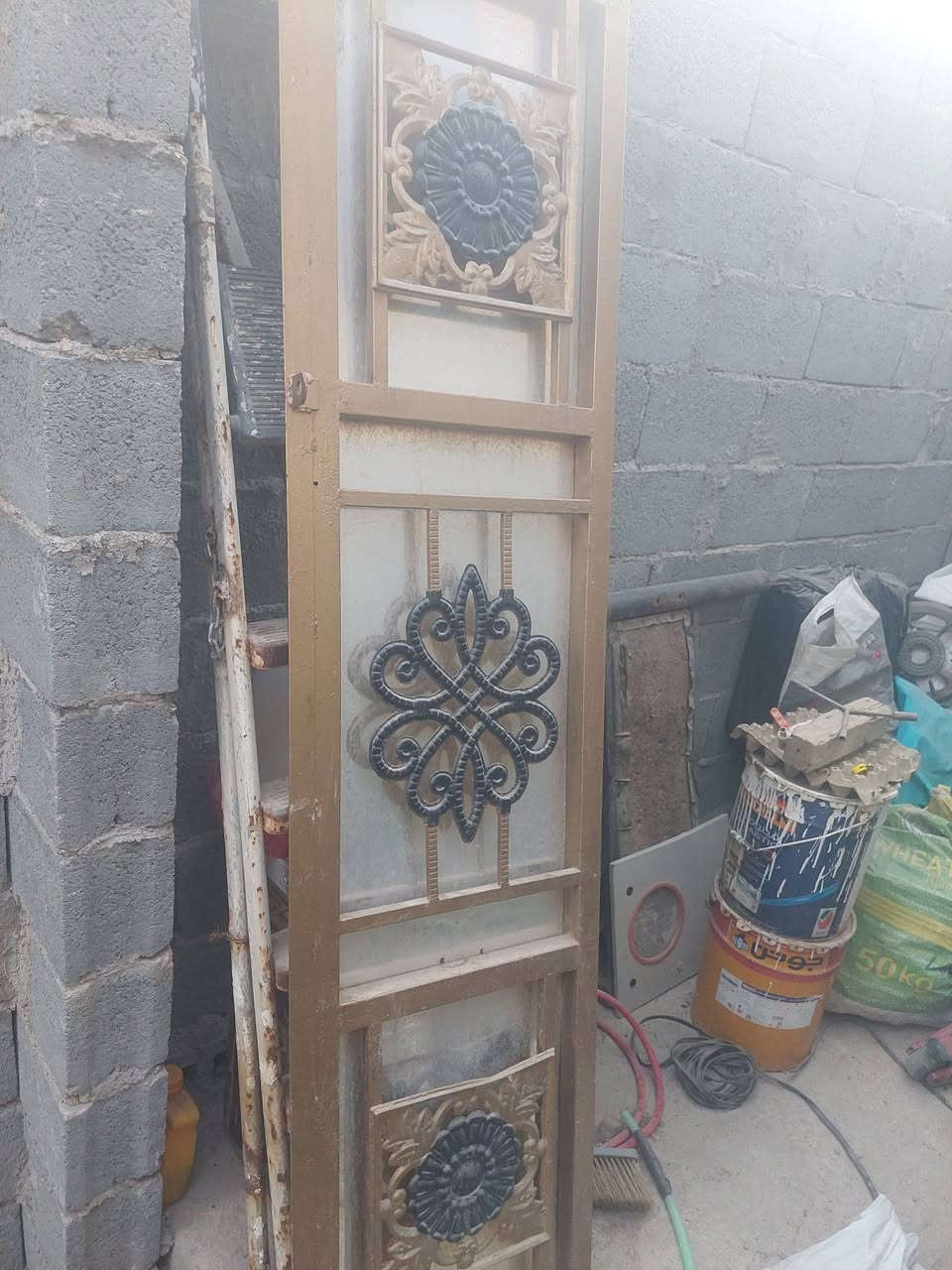 باب خارجي طلاكه وربع ارتفاع ٢م عرض متر ونص نقص جرجوبه  المكان كربلاء الحافض
***********
