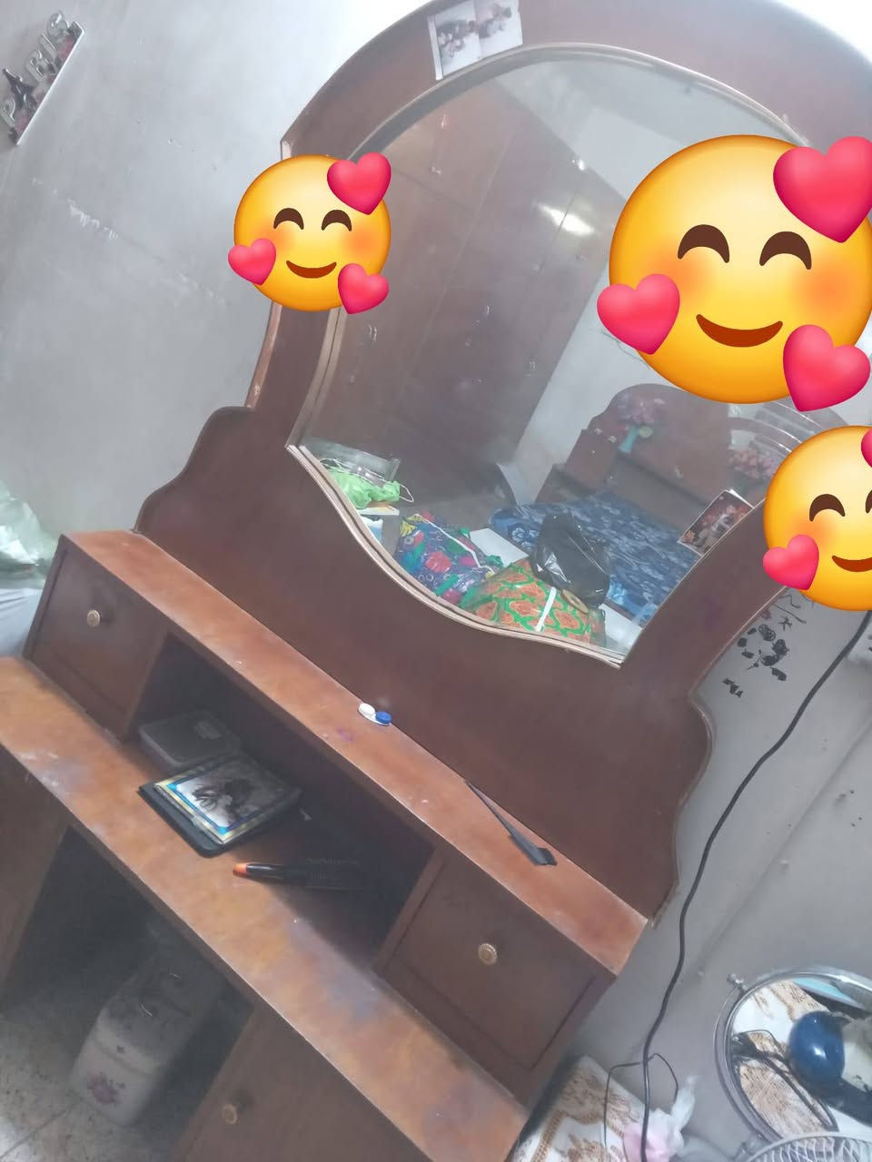 السلام عليكم
عندي غرفة نوم ما عدا الكنتور 
جرباية مع سفنج ضغط عالي
زاويه + ميز تواليت + كومديات عدد 2
الغرفه نجاره قديمه نضيفه 
السعر 100 وبيه مجال 
موجوده بحي الجهاد  التواصل على الرقم 
***********

