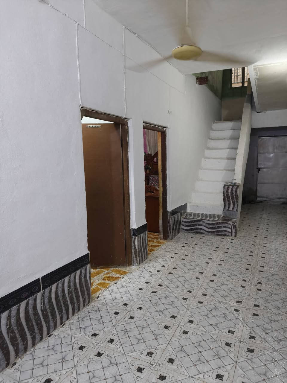 السلام عليكم بيت طابو للبيع بناء قديم بس نضيف يعني تسكن بي طبيعي مساحة ٢٠٠ م يتكون من استقبال ٨ونص م أربع غرف ٣ جوه والرابعة طابق ثاني ومطبخ حار وبارد وصاله وصحيات خارجيه 
المكان حي العسكري شارع الصوره ثالث بيت عن الشارع الرئيسي وقريب على شارع الأربعين السعر خاص وتساب بخدمتك
للاستفسار الاتصال على الرقم ***********
