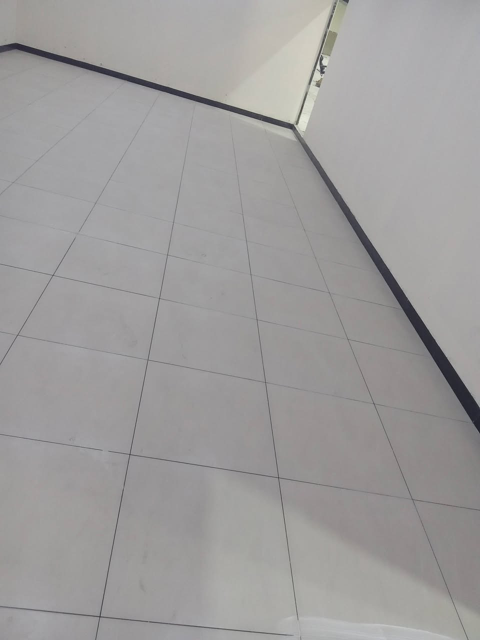خلفه مصري لتركيب جميع انواع السيراميك ارضي جداري كاشي مرمر بايات شغل لليزر درجه اولي شغل بغداد فقط ***********
بيه واتساب

