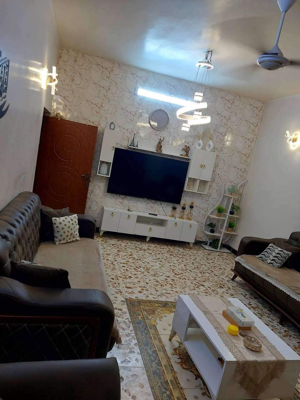 السلام عليكم بيت ركن للبيع مساحه 180متر زراعي منطقه علي الكعبي او التأميم  قرب فلكه المدائن طابقين الطابق الفوك معزول تماما عن الطابق الارضي الطابق الارضي يحتوي على استقبال ومطبخ وغرفتين نوم وصحيات والطابق الفوك غرفتين نوم وصحيات وحولي البيت نظيف وجاهز للسكن وبي محل هم للاستفسار *********** بي واتساب
