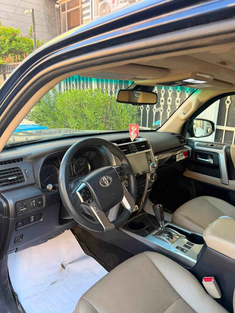سياره
السلام عليكم 
تويوتا فورنر  لمتد للبيع 
                                                        model: 2021 
                                69000km   :mileage /ممشى

  مواصفات السياره 
🔴محرك السياره v6 4000cc
🔴السياره دفع خلفي 
🔴تبريد وتدفئه بلكشنات
🔴 كراسي جلد باللون البيجي 
🔴فتحة بالسقف
🔴كرسي الامامي للراكب والسائق(3 وضعيات) كهربائي
🔴رادار امامي
🔴تحديد المسار 
🔴مانع الاصطدام 
🔴حساسات أماميه وخلفيه
🔴كاميرا خلفيه 
🔴إناره ترحيبيه (عند الاقتراب جنب السياره)
🔴بصمه على الابواب 
🔴فتح وغلق الزجاج الخلفي من خلف السياره 
🔴كار بلي واندرويد اوتو 
🔴اناره بروجكتر وإناره السياره بالكامل led 
⚠️ الاجزاء المصبوغه البنيد وحافة الاماميه لل جاملغ بدون دواخل وباب الصندوق فقط. كلير
 
❤️للتواصل والاستفسار الاتصال على الرقم الآتي   :***********

