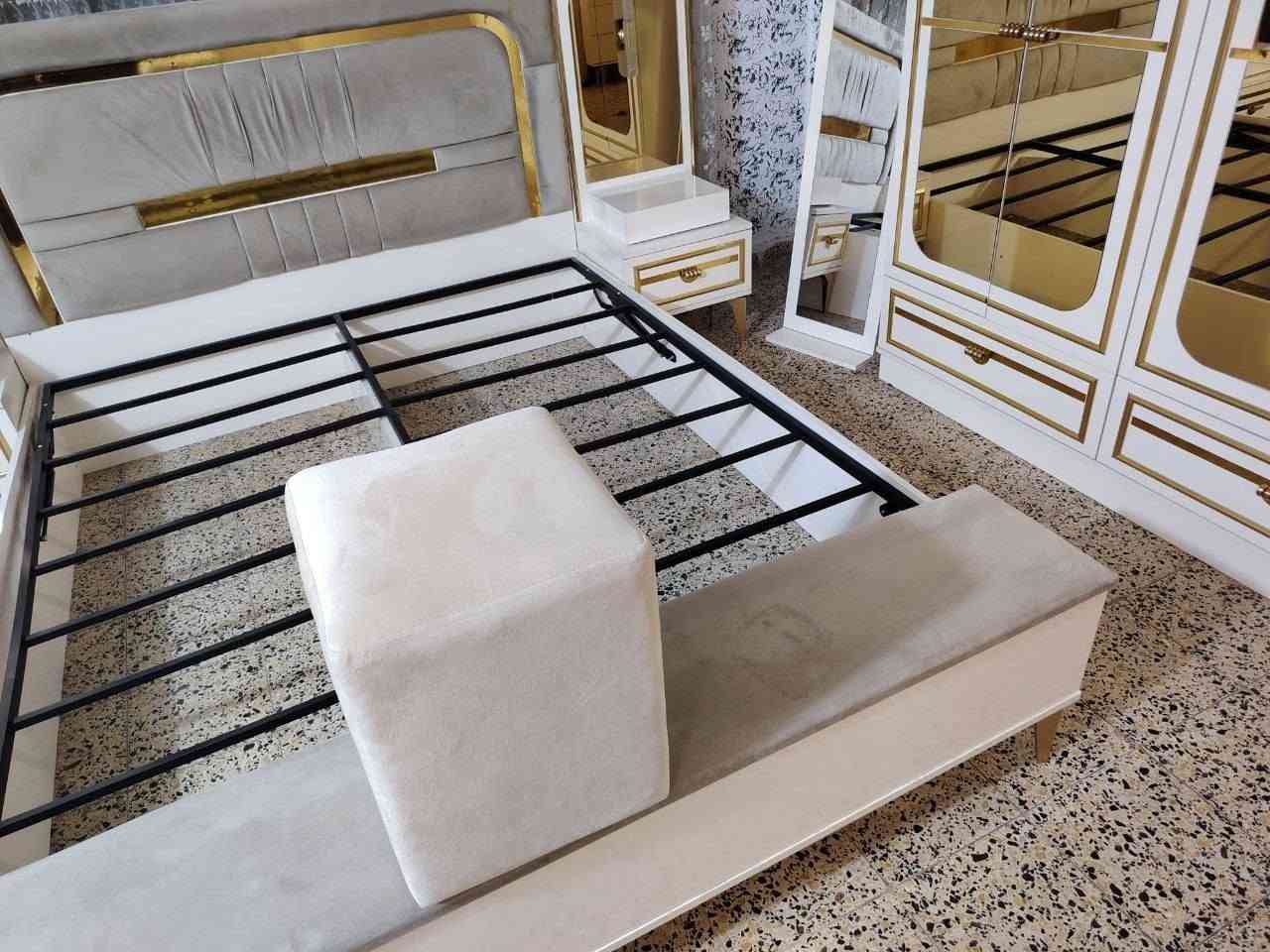 غرفة تركية للبيع استخدام ٦ اشهر بعدها جديدة بالباكيت  اشتريتها بـ مليونين و اريدها بـ ٨٠٠ وبيها مجال شوية مجرد مراية ميز التواليت مكسورة يعني شغلة سهلة تخليلها مراية ترجع بالجيس مكاني البياع الشرطة الخامسة اللي يريدها يتواصل ***********.
