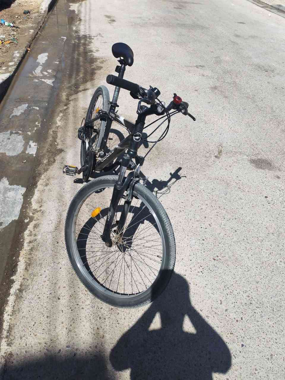 🚲 دراجة هوائية Giant Boulder للبيع
ماركة Giant، المعروفة بجودة ومتانة هياكلها.

🔹 الفئة: Giant Boulder
🔹 القير: Shimano Acera ‏3×8

«الشغال فعليًا حاليًا 2×8 لأن الترس الثالث ملغي.
🔹 الصناعة: تايوان 🇹🇼، مصنّعة للسوق الأسترالي 🇦🇺، والدراجة وارد أسترالي.
🔹 البريكات: V-Brake (ماسحات)، شغالات وقوية وفعّالة وسهلة الصيانة.
🔹 الشوكة الأمامية: نظام تعليق هيدروليك، يمتص صدمات الحفر والطسات والشوارع غير الممهدة بشكل ممتاز.
🔹 الإطارات: قياس 26 × 1.95، ماركة Ralson الهندية 🇮🇳، بنقشة خفيفة للمحافظة على السرعة وسهولة الكبس.
🔹 الهيكل: ألمنيوم متين و حجم الفريم ML. 
🔹 الدواسات: حديد مقاوم للصدأ وليست بلاستيك.
🔹 السرج: مختوم بختم Giant، وهيكله حديد مقاوم للصدأ.»

💰 السعر: 200 ألف دينار عراقي قابل للتفاوض.

📍 الموقع: العراق 🇮🇶، بغداد، الرصافة، منطقة البلديات.

📞 للتواصل: ***********
اتصال (رصيد) أو واتساب.
