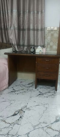 ميز مكتب للبيع خشب ثقيل الاصلي شرط جديد وما بيها ولا كسر التواصل على ر...