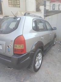 توسان 2009 مصبوغه عدا البجم وباب السايق مابيهن صبغ محرك 2000 دوش سعر 9...