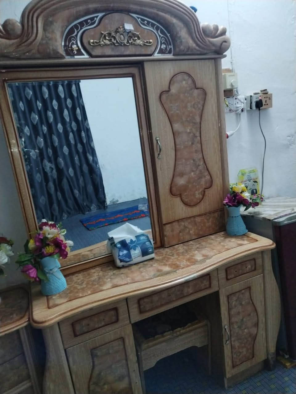سلام عليكم غرفه اخشاب صاج للبيع السعر 550وبيه مجال مكان حي الحكيم ***********لاستفسار
