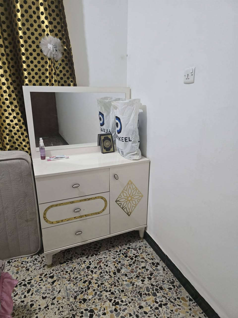 السلام عليكم توجد أغراض منزلية للبيع في بغداد التاجي 
الكونفيرة ٧٥ استخدام بسيط
طباخ ١٠٠ نظيف
غسالة ١٠٠ نظيفة
سنك ٢٥ 
طبلة ١٥
ميز ٢٥
تخم ٢٠٠
الغرفة ٥٠٠ نظيفة جدا
المجمدة ١٥٠ تجميد كدام العين
كل الأغراض جيدة جدا تجي وتشوف وتاخذ 
رقمي واتساب *********** فقط
