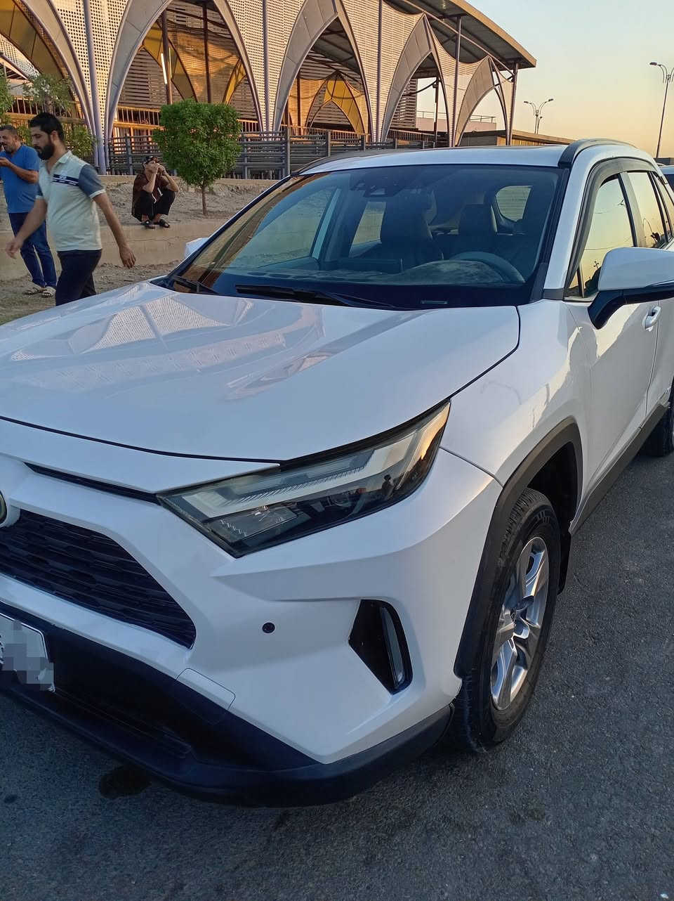 سياره راف فور تيوتا هايبرد موديل ٢٣ فئه xle مواصفات كامله وارد امريكي فتحه وكشن كهرباء وبيه قطعتين جاملغ امامي ايمن وجاملغ صبغ خلفي ايمن فقط السياره مستوردهه اني وبسمي سنويه جديده و جاهزه ماناقصه اي شي السعر ١٩٠ وبيهه مجال بسيط للاستفسار أكثر هاتف *********** صاحب السياره مكاني بغداد
