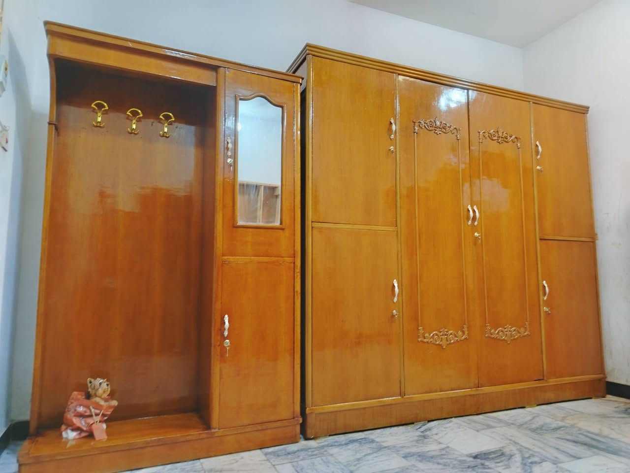 غرفة نوم تسكام صاج داخل وخارج شغل ثقيل ضهر جرجوبه خمسه ملم استعمال قليل مابيها اي ضرر مكاني حلة حي الجزائر ***********.    ***********
