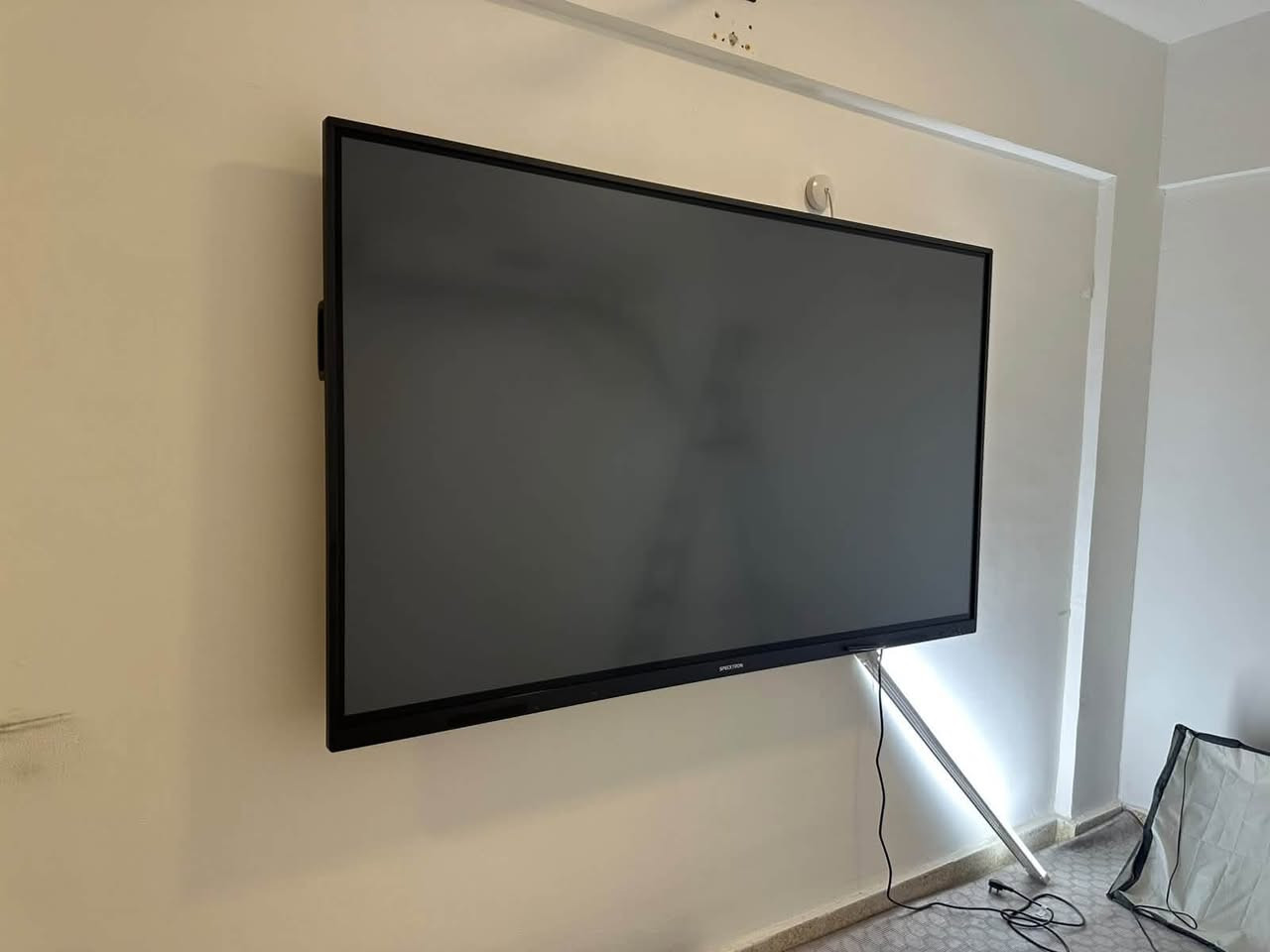 شاشة SPECKTRON • ٨٥ بوصة 4K • لمس كامل