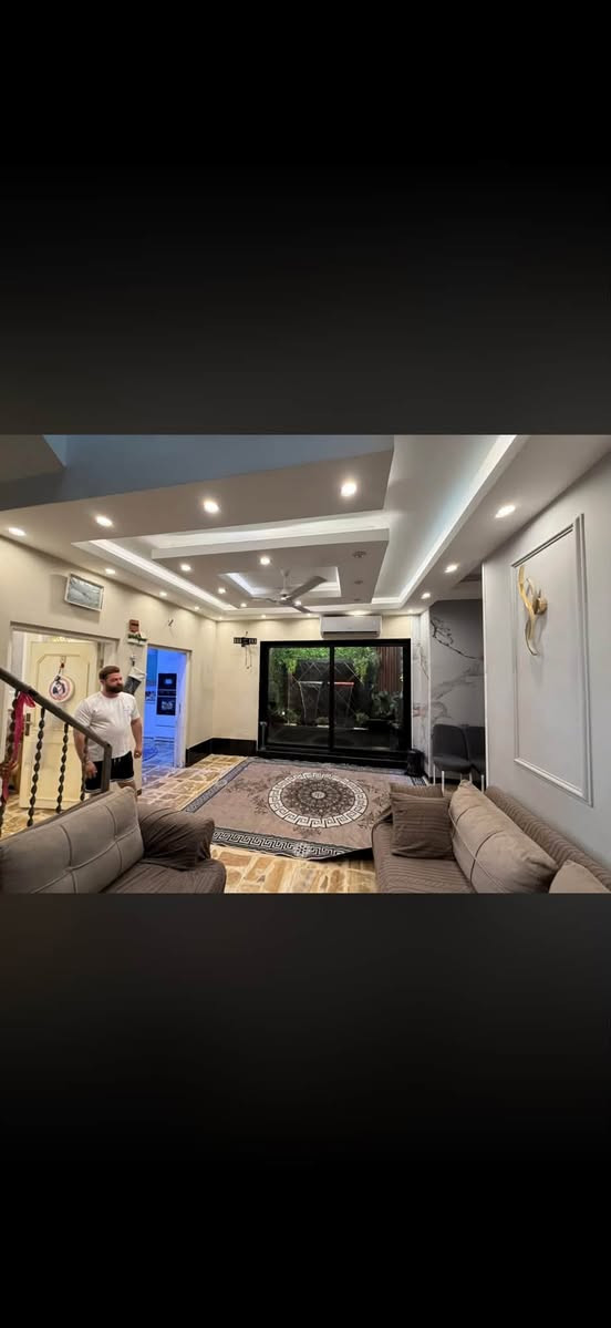 السلام عليكم
بيت ١٥٠ متر
شعب ضباط خلف كلية الامام الكاضم
 طابق الاول مطبخ حار بارد استقبال حولي
شلال داخل للبيت وغرفة نوم وصحيات داخلية وخارجية
طابق ثاني ٣ غرف نوم وصحيات
طابق ثالث مخزن +غرفة سندويج
سعر ٤٢٥ بية مجال
***********يرهم مراوس مع لفرق
