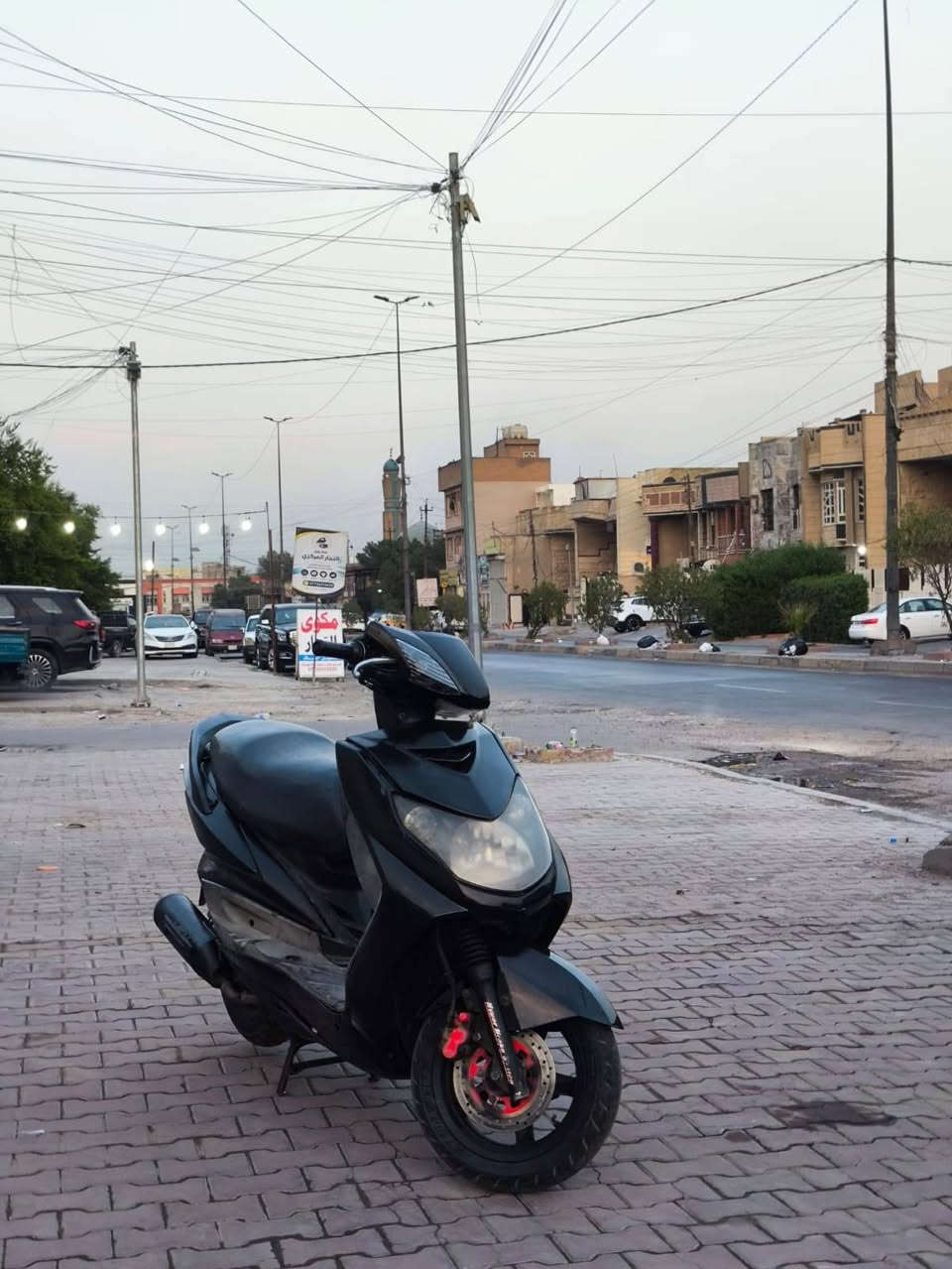 السلام عليكم سكنس فحل كابريتر للبيع دراجة نضيفة مال بيت شلعة خير من الله ما ناقصها شي الدراجة بيها كاملة من كلشي كهربائيات زوج تايرات جديد عيون حمر وبيها ملاحضات بسيطة السعر 625 وبيها مجال للطيبين مكانها الشعب حي التجار تواصل *********** واتساب فقط
