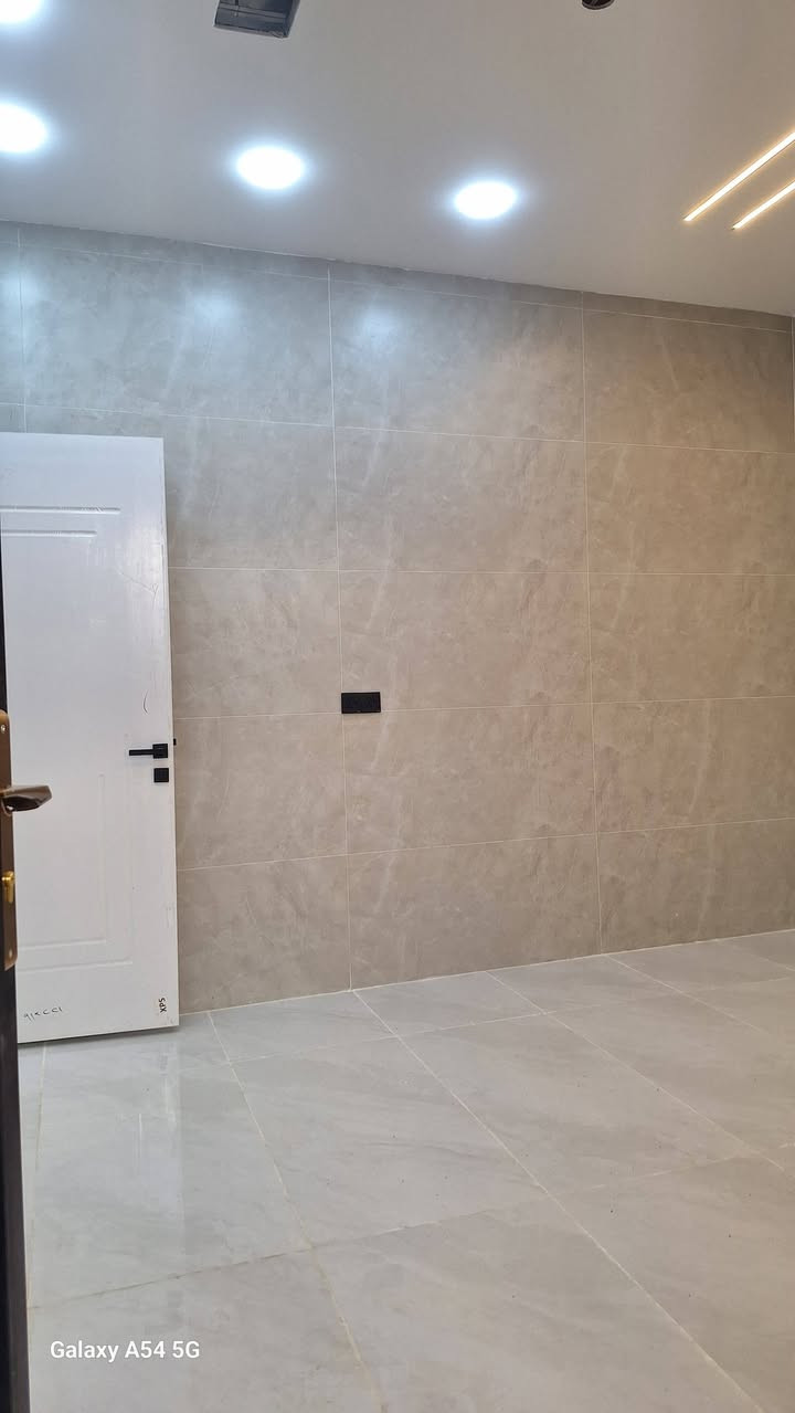 داران متجاوران للبيع 🏠🏠
حي الزهور سند ملك صرف 📄📄
شارع (١٧) قرب شارع العجزه
مساحه الدار الواحد ١٤٠ متر 
الواجهه/٩ ونص
ط١/مطبخ+استقبال+هول+غرفتين نوم+مشتملات
ط٢/اربع غرف نوم+هول+مشتملات+بيتونه+سطح كاشي
نظام دكتات ونظام سبالت و نظام كاميرات 
للإستفسار الاتصال بالأرقام التالية 
📞📞***********
📞📞***********
او مراجعة مكتب الاحسان المركزي الكائن في سايدين حي الاخاء مقابل مجمع نادي نينوى الرياضي ومجاور النور للتسوق أهلا وسهلا بكم
