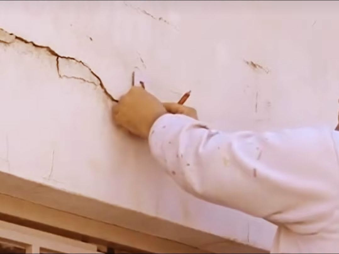 السلام عليكم  اذاتريد 

خلف تصليح تشققات وتسرب الماء وخياطة جدران شرط الضمان واسعار مناسبه شغل درجه اولى هذا رقمي 
***********
     يا   ‏‪7719609851‬‏0

نص مكتوب في الصور:
- 124