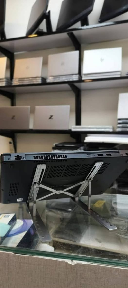 جهاز مرتب وقوي بمعالج  Core i5U جيل 7 — 💰وبسعر 240 الف فقط🔥
💻 Dell Latitude 5490
⚡ Core i5 U | الجيل 7
🧠 8GB DDR4 | قابل للتطوير
💾 256GB SSD  | قابل للتطوير
🖥️ 14  
✨Intel Graphics | كرت داخلي   مدمج 

✅ يفيد للدراسة، البرمجة، الأوفيس،المهندسين

🛡ضمان اسبوع مع وصل ضمان يضمن حق الزبون 
🚕التوصيل مجاني لجميع المحافظات
🎁ملحقاته: 
🔌شاحنة اصلية
🖱ماوس 
💼حقيبة
📩 التواصل واتساب :***********
