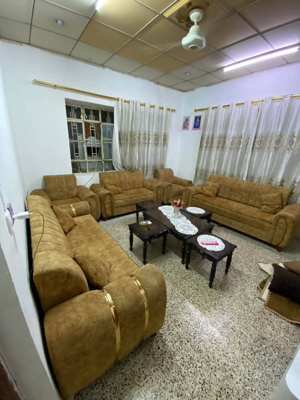 مرحبا  عندي طخم ديوان ملكي للبيع سعر 600الف  وبي مجال بسيط عنوان حمدانيه قره قوش رجاءآ بدون تعاليق بس الاتصال على هذا الرقم ***********  ملاحظه  طخم بي عيب بسيط ينزل من سعر
