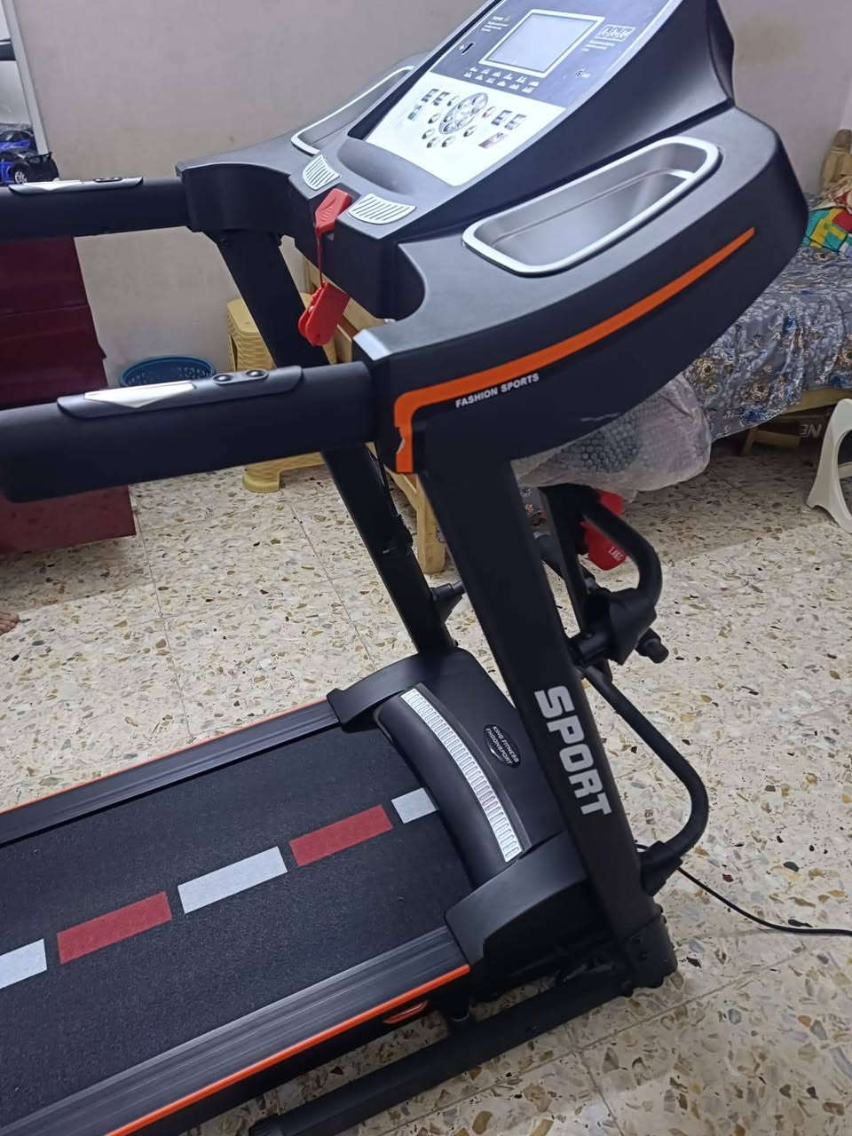 عندي جهاز جري مثل  الي بالصوره  للبيع... استخدام منزلي نضيف جدا وزن يتحمل 180كيلو دبل ماطور جبلي بي حزام تكسير شحوم تدليك جسم كامل موصفات او بي .. ام بي ثري سماعات  العنوان بغداد سعره 350 وبي مجال الكراده بارك السعدون وهذه رقمي ***********
