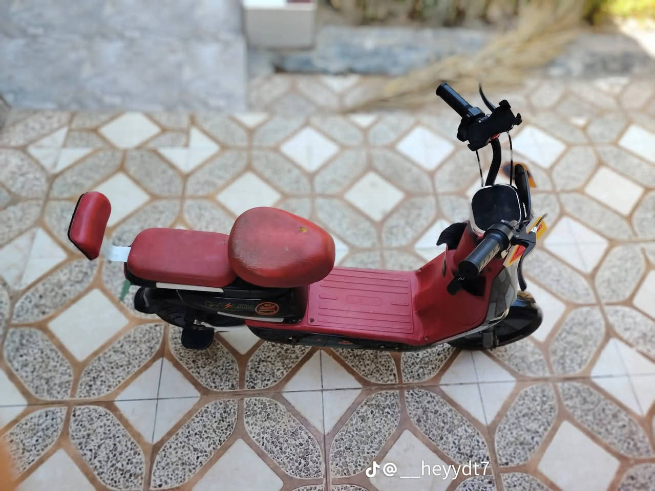 السلام عليكم دراجة شحن للبيع كلشي ما بيه اي عطل مابيه والسعر خاص  والتواصل على هاذا الرقم *********** يوجد  واتساب مكاني ناصريه سوق الشيوخ

نص مكتوب في الصور:
- @__heyydt7
- @_heyydt7