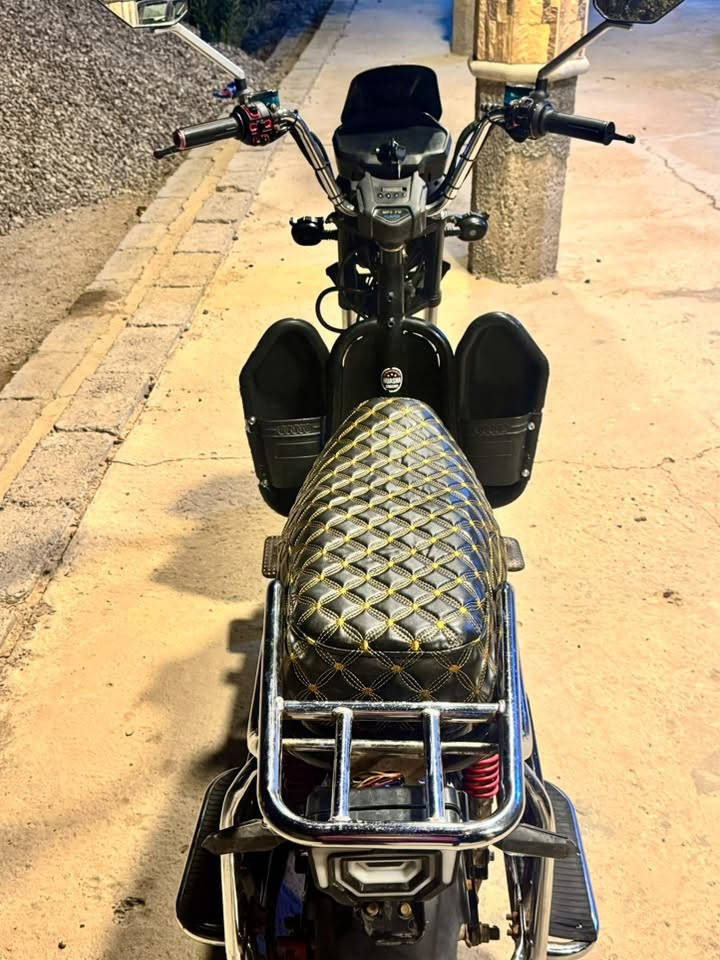 السلام عليكم 🖐️✨
دراجة شحن هيوشة جبلي للبيع 🚲⚡
 النظافة: الدراجة نظيفة (مثل ما موضح بالصور) 🧼👌
 البطاريات: مشدود إلها تخم بطاريات جديد بالكامل (5 بطاريات) جاهزة وما محتاجة أي صرف 🔋💯
 التفاصيل: كشنات وأرضية وتغليف أسود بخياطة ذهبية مرتبة، وشغالة تمام 🖤✨
 السعر: 550 ألف وبيه مجال للشراي 💰🤝
📍 المكان: الفلوجة 🏢
📞 للإتصال أو الواتساب: *********** 📲
