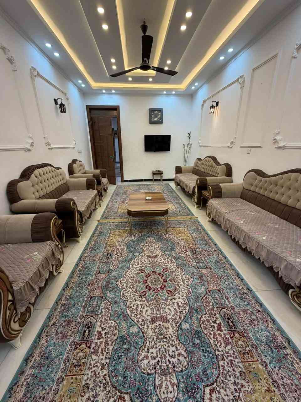 السلام عليكم
بيت للبيع مطلوب اسكان 200 متر في منطقة العز مجاور مرور التاجيات
خلف زنود الست الهلالي في الشارع النافذ 
طابقين بتصميم حديث وبناء درجة اولى 

طابق ارضي : غرفتين نوم وهول واستقبال ومطبخ وكراج كبير و3 ترك و 3 حمام وتواليت
 
طابق الثاني :
1) شقة امامية منعزل بدرج خارجي
2) شقة خلفية متصلة مع البيت بدرج داخلي

تفاصيل اكثر اتصل على الرقم موجود واتساب
***********
او تفضل خاص

