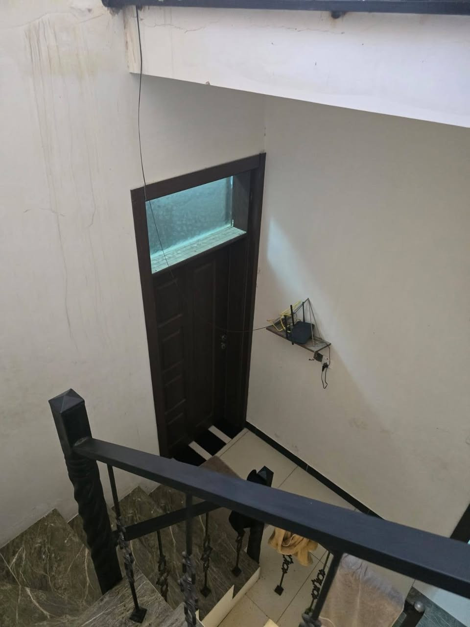 مشتمل للبيع مساحه ٥٠ متر ثلاث طوابق صابو صرف مسلح بسم شخص واحد مدخلين الطابق الأول صاله + مطبخ + حمام مشترك + منور الطابق الثاني ٢ غرف نوم + حمام مشترك الطابق الثالث غرفه + بيتونه + صطح العنوان المواصلات الثانيه قرب تقاطع الشرطه الرابعه السعر مناسب اي ستفسار على الرقمين *********** او *********** توجد عروض أخرى حسب المكانيه
