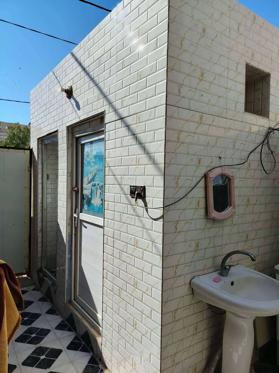 السلام عليكم ورحمة الله 
_🏠 عقار للبيع - بيت ، قضاء غماس الطبكة_  
_قرب مدرسة الشهيد فيصل _

*التفاصيل:*
- *المساحة*: 125 متر
- *النوع*: بيت كامل 
- *الغرف*: 1 غرف نوم
-*صحيات *: داخليه وخارجية 
- *الحالة*: تسليم مفتاح - تسليم فوري - كامل الخدمات

*المميزات:* موقع قريب من الجامع والخدمات، منطقة سكنية هادئة

_للتواصل والمعاينة:_  
📞 ***********  
📞 *********** (واتساب أو مكالمة)
