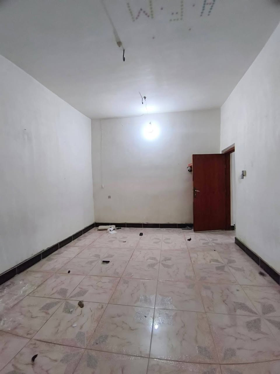 بيت طابق ثاني للأيجار
مساحة 150م 
غرفة نوم وصالة ومطبخ كبار  وبلكونين 

البيت نظيف ومرتب بمنطقة هادئة ومحافظة
 وقريب ع الشارع التجاري     

دور الضباط بقرب مدرسة غيداء كمبش 
ع الخط ***********
واتساب ***********
