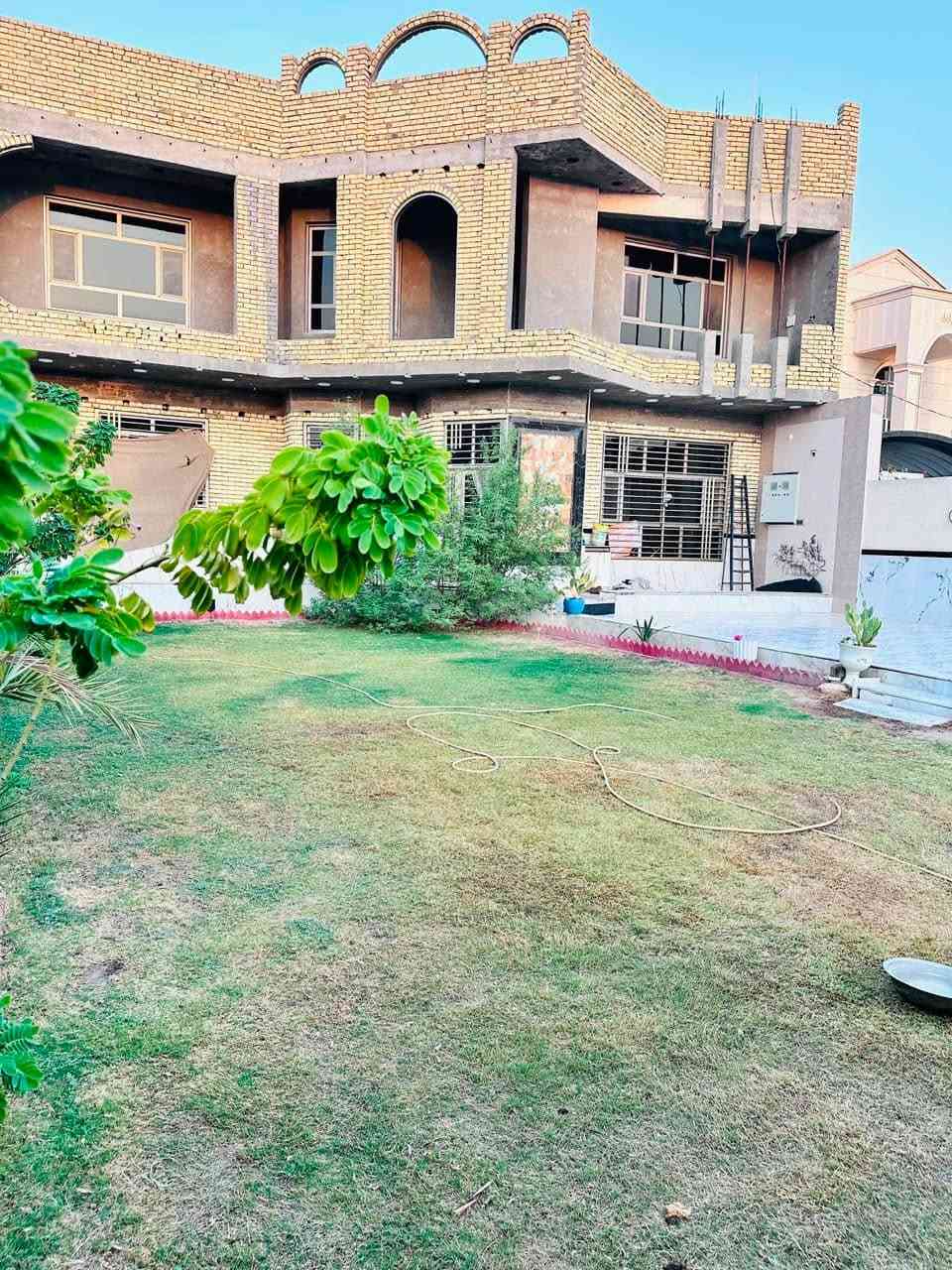 بيت للبيع حي القصور نزلة البانزين خانه المساحة الكلية 600 بناء 320 متر والباقي كراج وحديقة الواجه 15 متر والنزال 40 سنة البناء 2025 درجه اولى نظام سويتات يحتوي على 9 غرف نوم استقبال عدد 2 وصالة ومطبخ عدد 2 رجاءً فقط الشراي يتصل الاستفسار ***********
