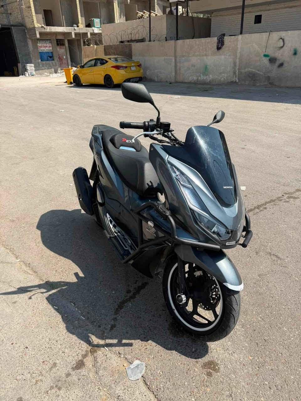 السلام عليكم pcx جيل رابع كوري
لون رصاصي دراجه كفاله عامه اوراق كامله مدفوع كمرك 
كبل تروح ترقم مكفوله مكينه وكفر  عليهه اضافات 
درع اصلي (sss) 
كشن تزويد مال باله 
دوسات نيكل  
قبق تزويد مال ستد الامامي 
والدراجه شوفت عينك زلغ مابيها 
ومواصفاتهه معروفه بريك abs
حساس ازدحام 
مانع انزلاق 
سعرهه 18 ورقه وبيهه مجال بسيط 

مكاني بغداد الشعب ***********
