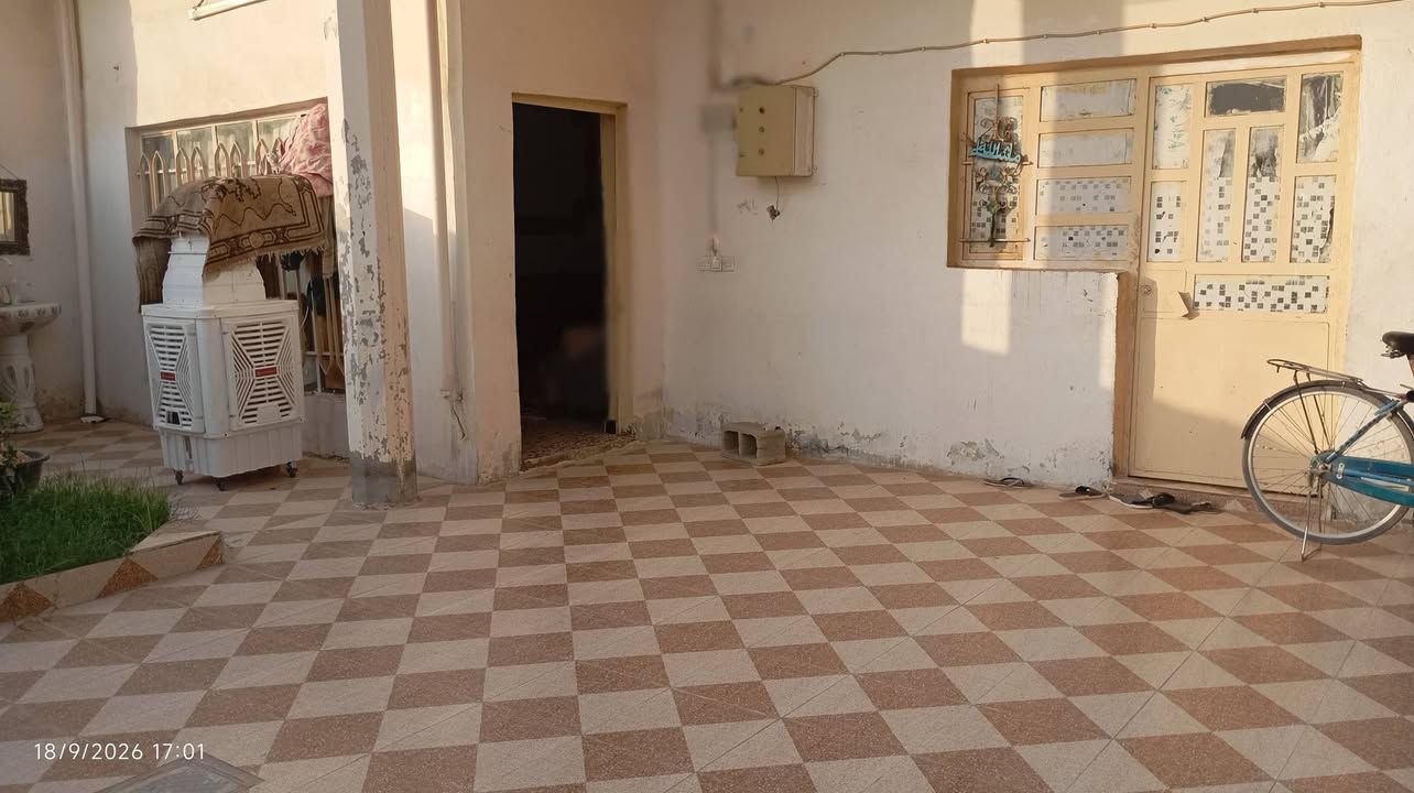 سلام عليكم دار للبيع مساحه 200 متر  يحتوي على  غرفتين نوم  وصاله ومطبخ وأستقبال وترك عدد 2 صحيات داخليه وخارجيه الموقع  الخماس  ثاني شارع عن اسواق بابا اشتريلي  
 وللاستفسار لأتصال ع الرقم ***********

او مراسلة هذه الصفحه ابو جعفر

نص مكتوب في الصور:
- 18/9/2026 17:01