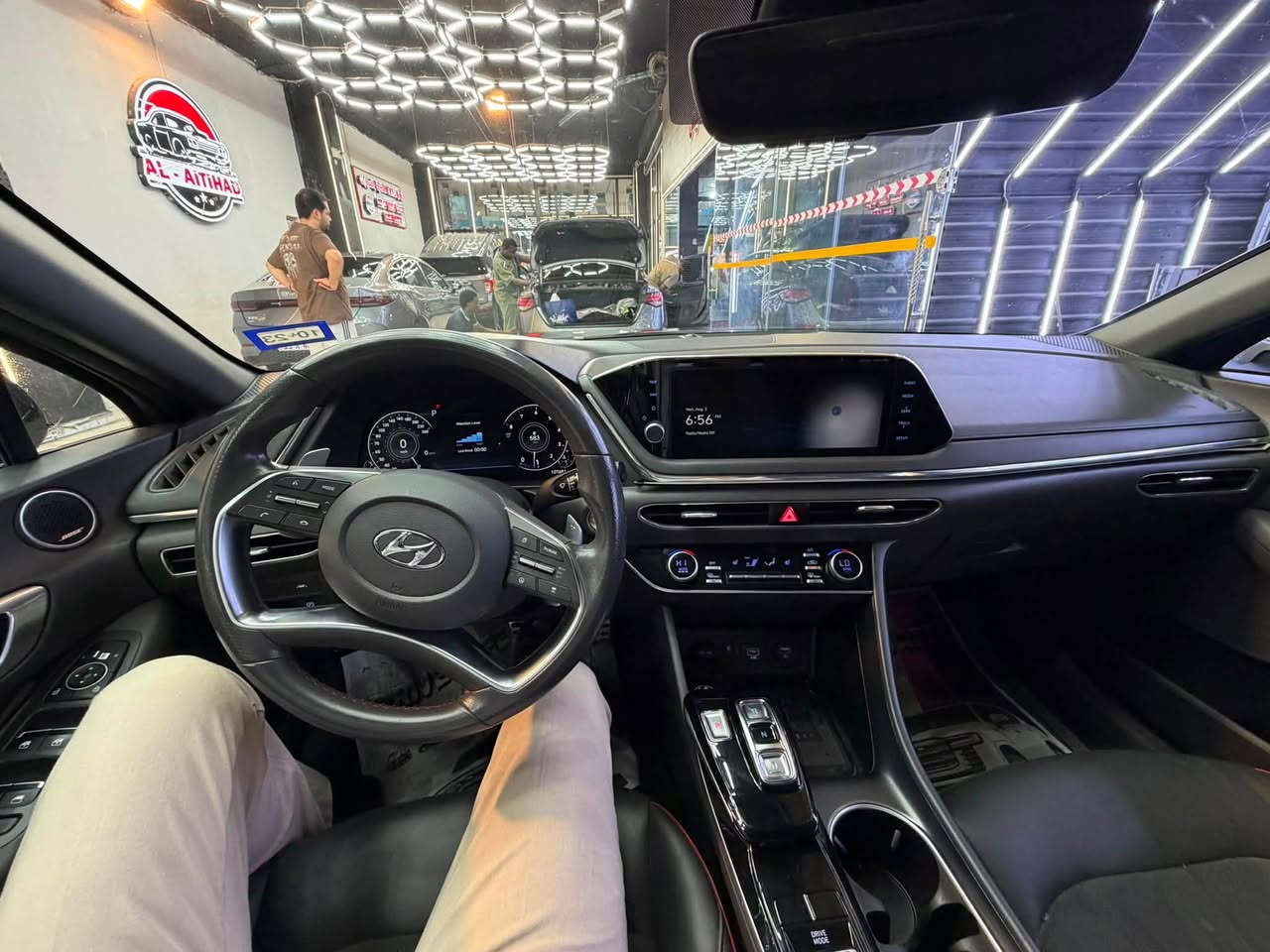 للبيع: هونداي سوناتا 2021 (SEL Plus) 🚗✨
• اللون: رمادي إسمنتي مميز (Hampton Gray)
• المحرك: 1.6 تيربو أداء قوي واقتصادي جداً
السعر: ١٦٨ $
• المواصفات:
 بصمة تشغيل ودخول ذكي + تشغيل عن بعد
 شبك أمامي ومرايا وسقف بلون أسود بيانو (Gloss Black)
 إضاءة نهارية LED ممتدة
 شاشة كبيرة + كاميرا خلفية + شاحن لاسلكي
 نظام تحديد المسار ورادارات وباقة أمان متكاملة
 كشنات جلد مع مخمل وتدفئة بالكشنات
رقم اللوحه/ اربيل 
العنوان /بغداد /العامريه

للتواصل واتساب 
***********
