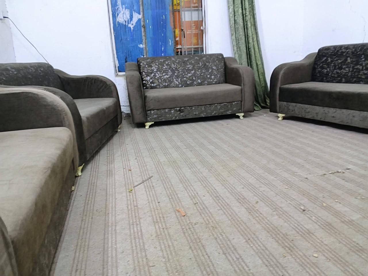 تخم تسكام نضيف كلش 12مقعد لون جوزي العنوان بابل الحمزه الغربي الحي العسكري الاستفسار ***********
