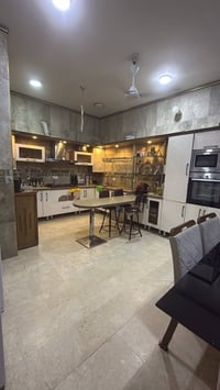 كاونتر HDF ٧ متر مع ملحقات احهزه كهربائية مايكرو طباخ ٥ عيون مرشحه  فر...