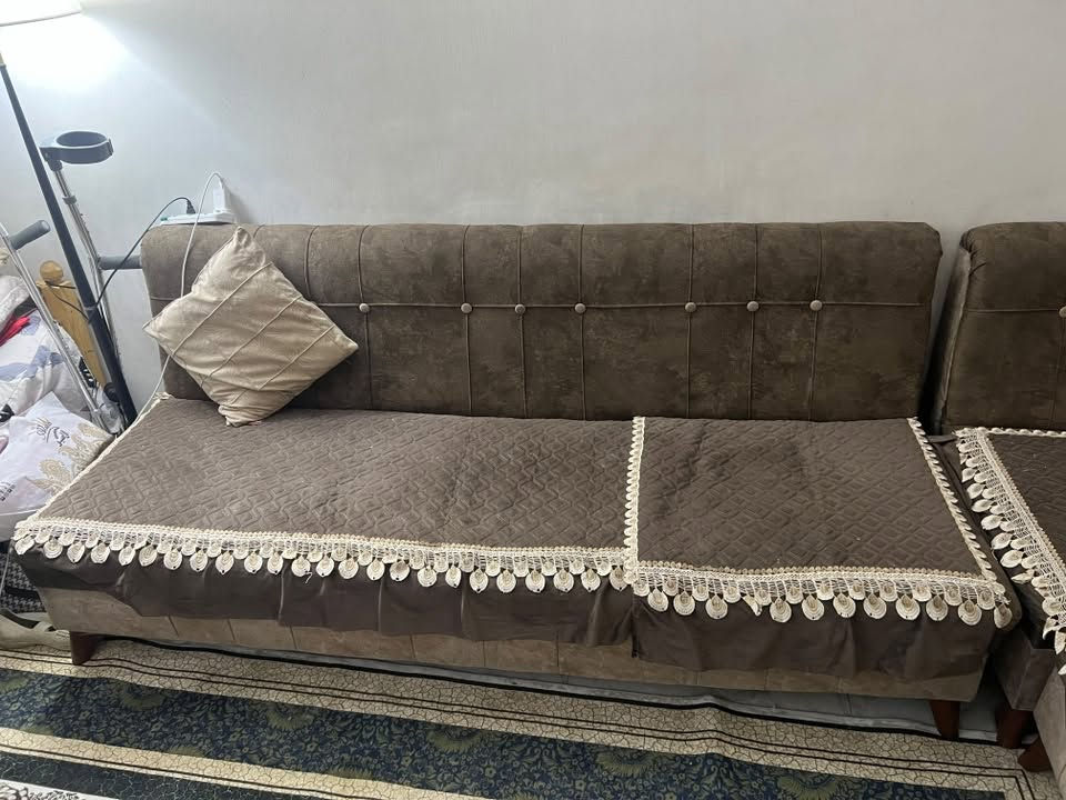 السلام عليكم تخم قنفات مركوم خشب  ١٤ مقعد  نضيف جدا السعر 400 وبي مجال االي يحب ياخذه يتواصل مع الرقم ***********
