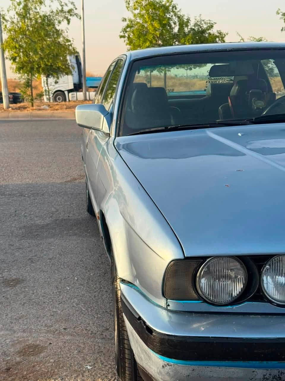السلام عليكم اخوان BMW 525
للبيع 
موديل 1989
مكينه وكير صقر مديل 2000 دبل فانوس اوتماتيك 
التحويل مباشر 
الرقم بغداد 
السنويه الحد 2027/9/24
السياره نضيفه ومرتبه 
السعر 50ورقه وبي مجال بسيط
***********واتساب
