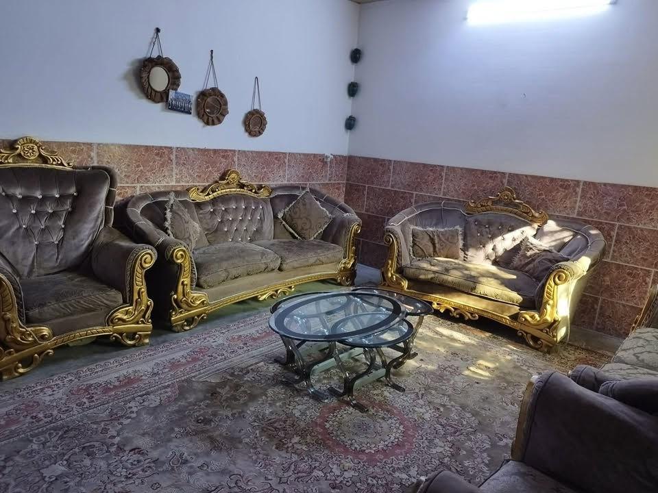 کامل بۆ فرۆشتن نرخی ١٧٥ هەزارو مامەڵە  قەنەفەی ١٠ نەفەری و مێزو تەپڵە ک و فەرشەکە .
ژ.خاوەنەکەی***********

