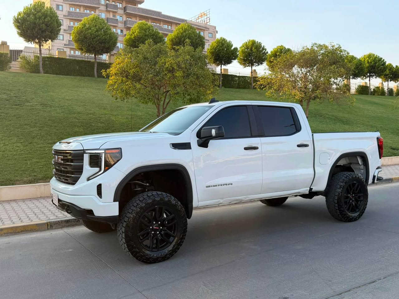 GMC~2024~
سياره ٢ قطع سبوخ بدون دواخل أرباكات مو تاك✅

السيارة مرفوعة، وبلاكات الرفع أصلية من وكالة GMC في أمريكا 🇺🇸 
سياره بشرط كول دةعامي لل دةعامي كول شرط✅
٥٨ كيلو فقط ماشيه✅
سيارة سعر مناسب خادص مابية دواخل مابية شرط✅
*********** السليمانية, العراق

نص مكتوب في الصور:
- Today 4:57 PM