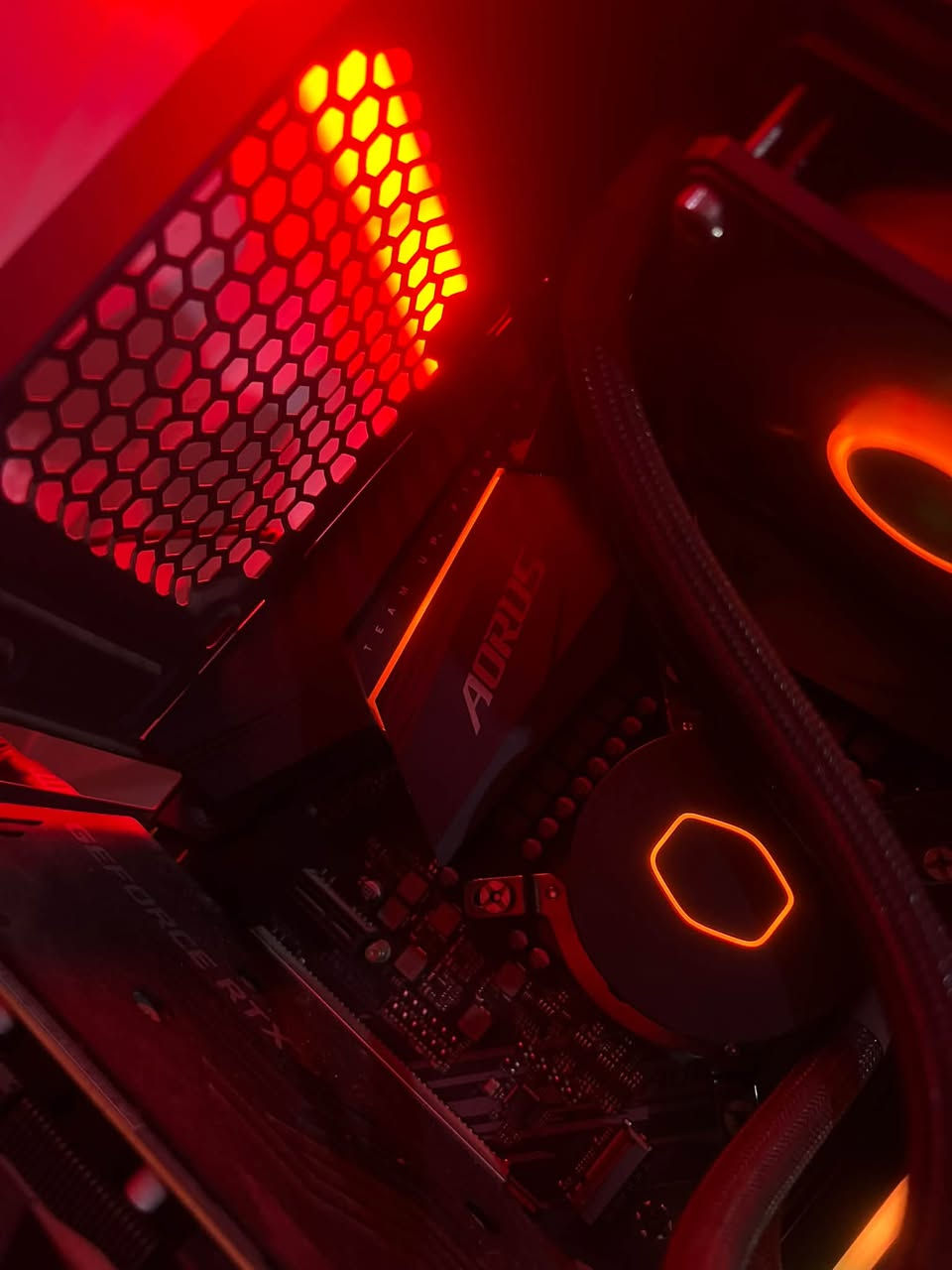 تجميعة العاب ومونتاج للبيع

المعالج i7-10700k 
البورد القوي 
Z490 AORUS ELITE 
مبرد من كولر ماستر 240mm
رامات من اوروس 
8X2  3200MHz RGB 
كارت شاشة 🔥
RTX 3070TI 8Gb 3FAN ZOTAC 

Ssd 128gb
HHD 1T
P.s 750w withe segotep gn750 كيبلات ابيض
كيس يحتاجله تبديل الي يدور جمالية 

السعر مليون و125 
بغداد الدورة 
***********
