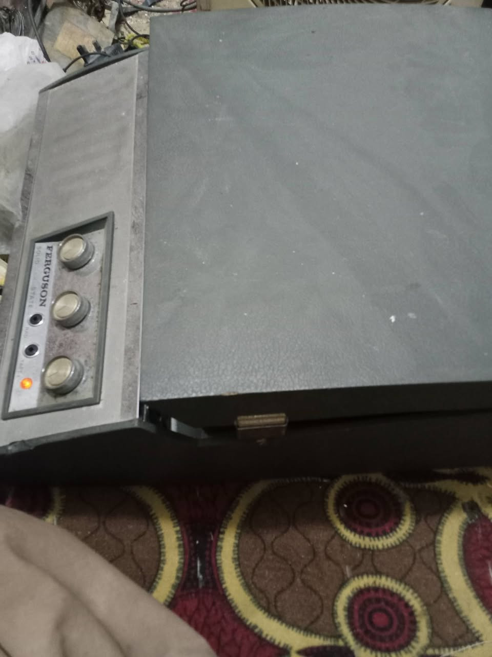 كرام صناعه انكلترا مع مظخم صوت واواكس شغال الصوت ناصي يحتاج ابره معه اسطوانتين وحده عربيه والثانيه اجنبيه السعر ٢٥ الف

