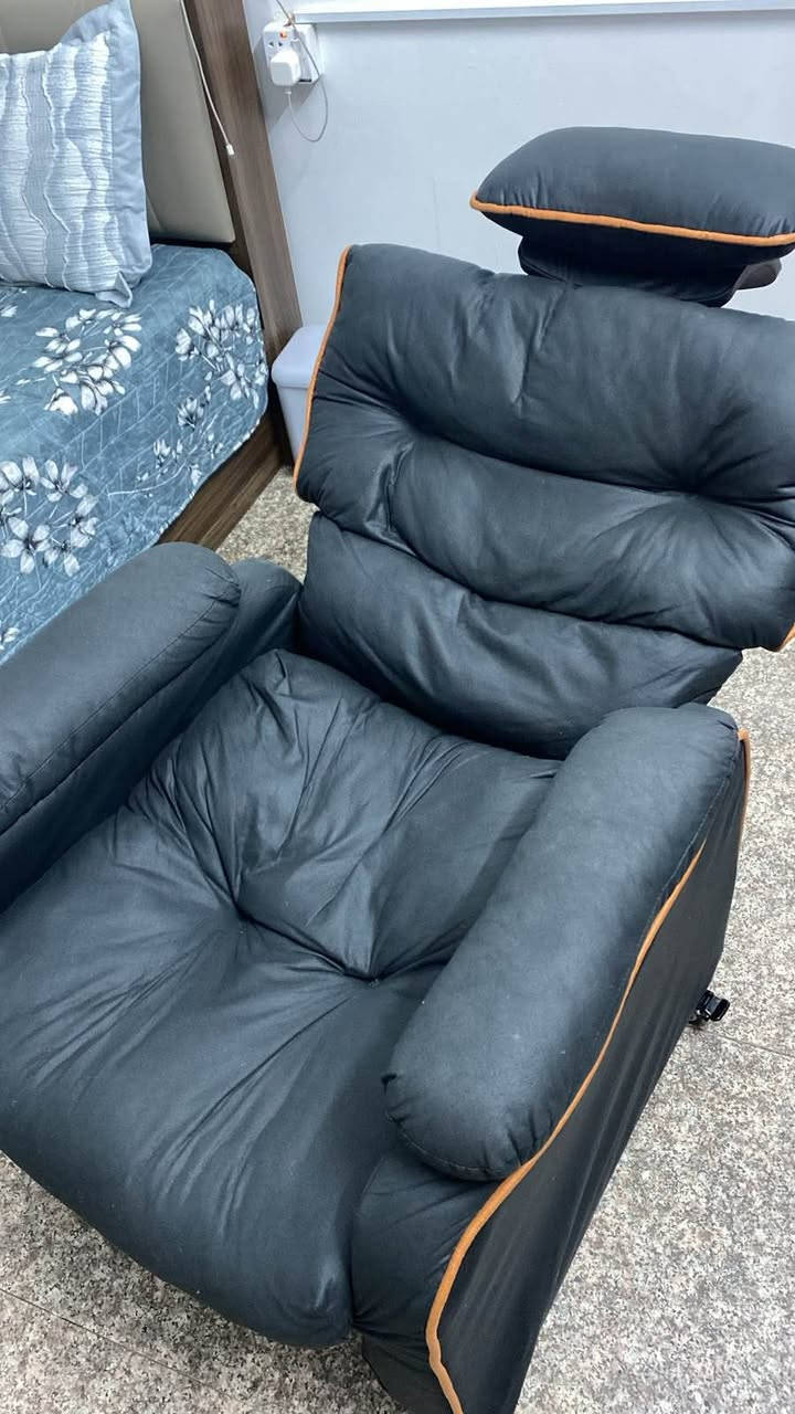 قنفه گيمنك صغيره بيها عدت وضعيات للكعده وكذالك ستاند راس متحرك وكذالك الرجل تنقفل حتى متتحرك وكذالك تنفتح مريح جداً للأستخدام ويتحمل وزن 150 كيلو 250 وبي مجال بغداد, العراق
