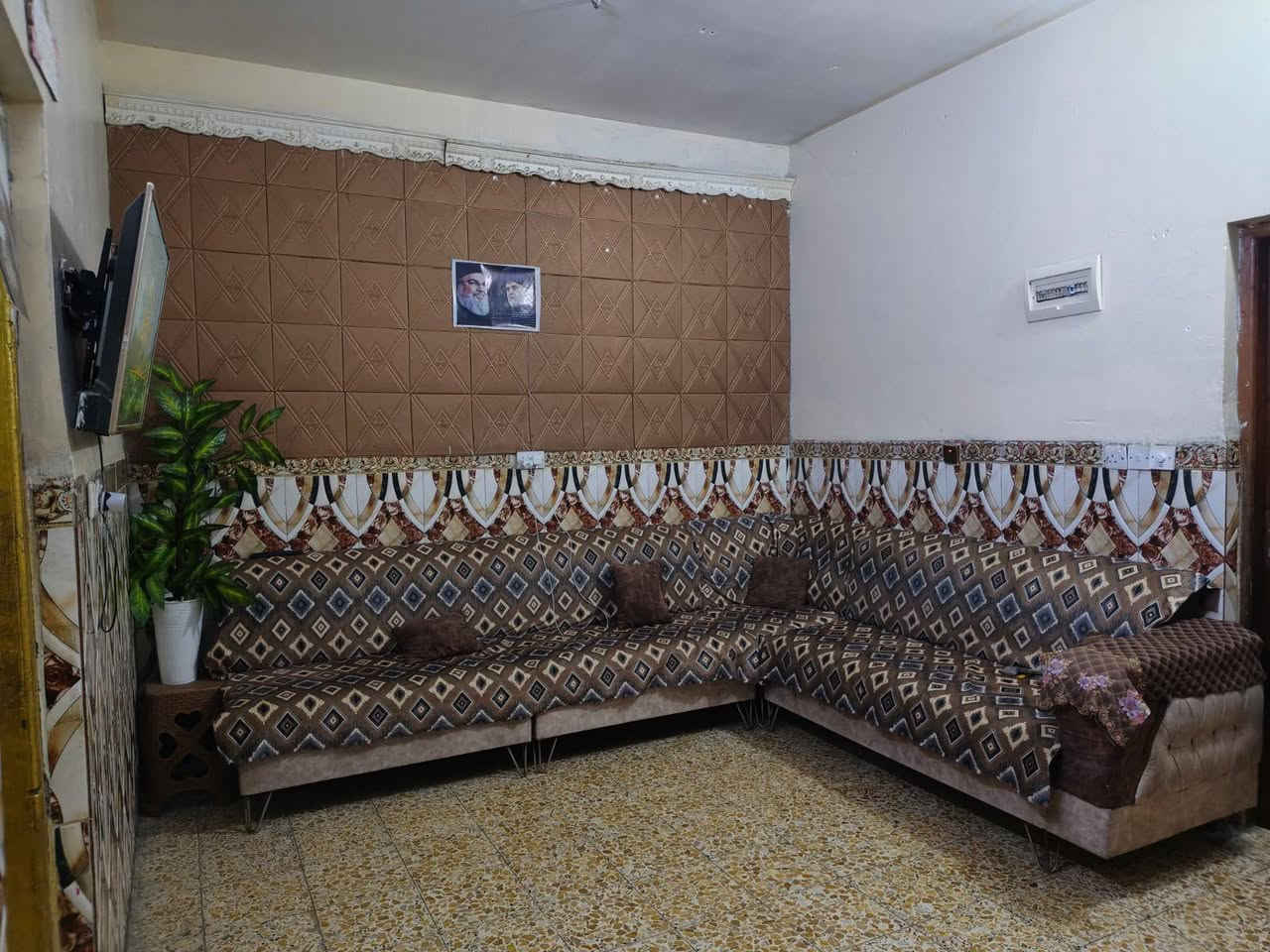 دار للبيع مساحة 150 طابو صرف يتكون
الاستقبال 7×3 ونص 
المطبخ 5×3 ونص 
الصالة 3 ونص ×7 ونص 
الغرفة الأولى 5×3 ونص 
الغرفة الثانية سويت 5×3 ونص 
ترك على طول البناء 

العنوان بغداد حي النصر قرب جامع الظفيري ثاني فرع على اليمين 

رقم صاحب الدار ***********
