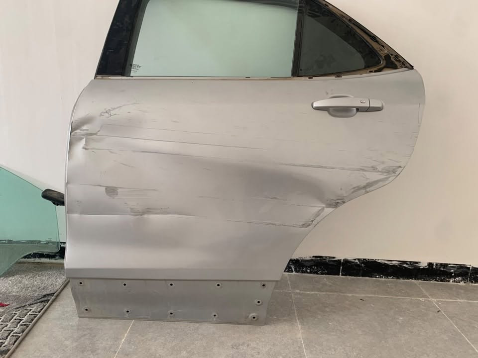 السلام عليكم
عندي ٣ بيبان كاملات سلفر مفتوحات من سياره سبب حادث
بطاين جدد نضيفات كلش بيهن نقص دكم جام 
مثل ماموضح بالصوره

***********
