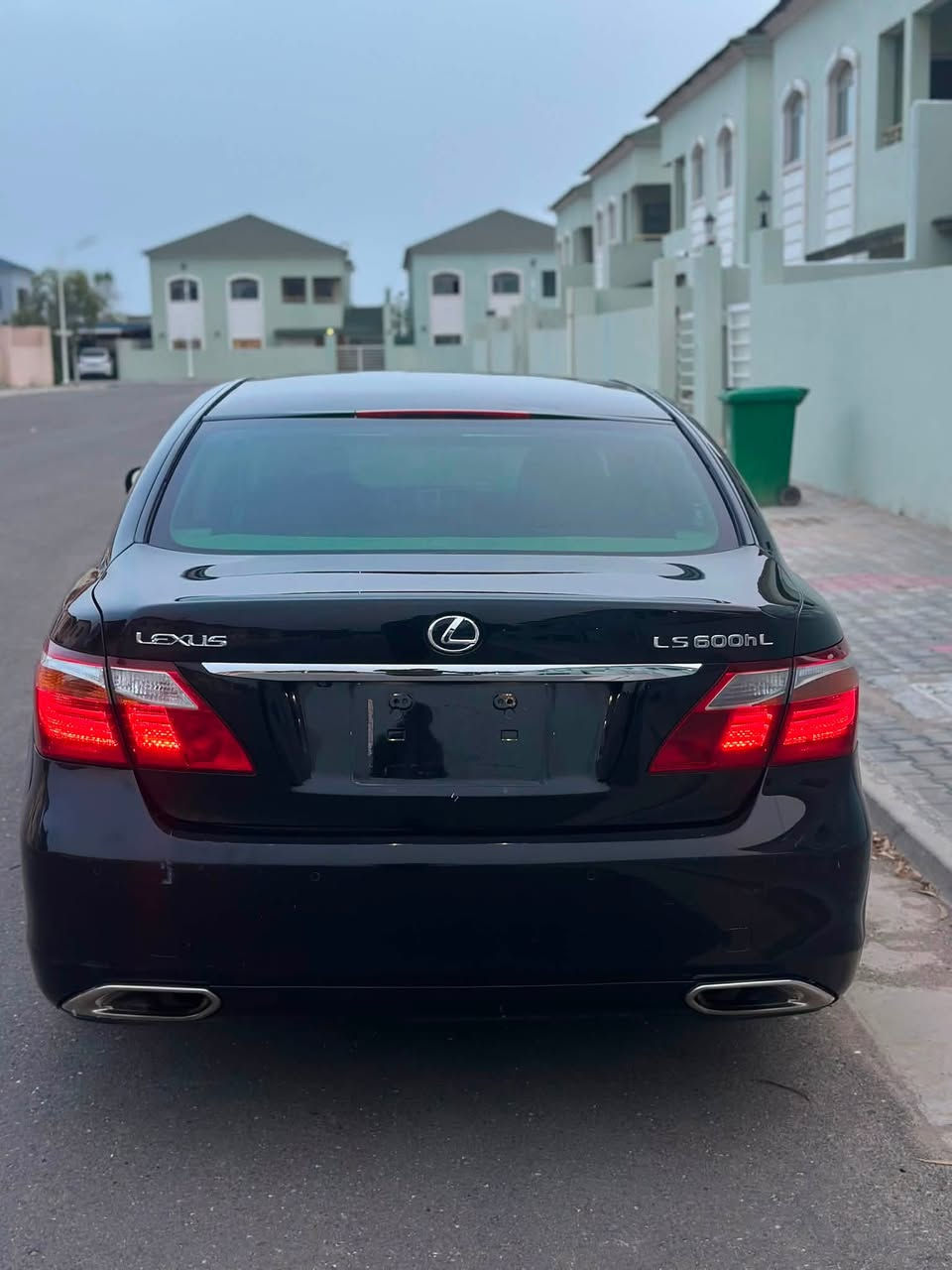 🚗 لكزس LS 600 موديل 2011 فل مواصفات VIP – هايبرد | خليجي وكالة سردار
سيارة فخمة جداً، استخدام شخصي، نظيفة، جاهزة للاستخدام بدون أي مصاريف.

🔹 المعلومات الأساسية:
- اللون: أسود ✨
- الممشى: 200,000 كم تقريباً
- وارد: خليجي (وكالة سردار)
- رقم: سليمانية (باسمي)

🔹 المحرك والأداء:
- محرك V8 سعة 5.0 لتر + محركات كهربائية (هايبرد)
- قوة إجمالية 438 حصان
- نظام دفع رباعي (AWD)
- قير أوتوماتيك ناعم جداً
- 4 أنظمة قيادة (Eco / Comfort / Normal / Sport)
- نظام تعليق فخم ومريح جداً

🔹 التبريد:
- نظام تبريد متكامل (5 قطع تبريد)

🔹 مواصفات VIP والفخامة:
- جلد أصلي فاخر
- مقاعد كهرباء أمامية وخلفية
- تبريد وتسخين المقاعد
- ميموري للمقاعد
- طبلة مشروبات فخمة (VIP)
- ستارة خلفية كهربائية
- إضاءة داخلية راقية
- اربع ابواب شفط اضافة الى الصندوق الخلفي

🔹 التكنولوجيا والصوتيات:
- شاشة كبيرة + نظام ملاحة
- كاميرا خلفية
- حساسات أمامية وخلفية
- نظام صوتي فاخر Mark Levinson (عدد 19 سماعة)
- نظام أوديو متكامل (CD / DVD / HDD)
- بلوتوث + AUX
- تحكم كامل من المقود

🔹 الإنارة:
- مصابيح أمامية LED
- نظام ذكي لتعديل مدى الإضاءة
- تحرك الإنارة مع حركة الستيرن (AFS)

🔹 الأمان:
- أكثر من 10 أيرباك
‏- ABS
‏- Traction Control
- نظام ثبات إلكتروني

🔹 الراحة والقيادة:
- تشغيل بصمة (Keyless Start)
- دخول ذكي (Smart Entry)
- فتحة سقف
- مثبت سرعة
- مرايا كهرباء + طي كهربائي

🔹 الحالة والتوضيح بكل أمانة:
- شرط الفحص (شاصي، مكينة، بودي)
- صبغ بنيد بسبب جراد (تجميل فقط)
- صبغ مدكر خلفي درجة أولى
- تبديل صندوق (بدون صبغ – أصلي وكالة)
- تايرات جديدة نوع برجستون
- بطارية الهايبرد مبدلة حديثاً (حالة شركة/وكالة)

📍 الموقع: [ البصره - الزبير ]  
💰 السعر: 165 (قابل للتفاوض بالمعقول)  
📞 للتواصل: [***********]

✨ قمة الفخامة من لكزس، سيارة VIP حقيقية تجمع القوة + الراحة + التكنولوجيا
