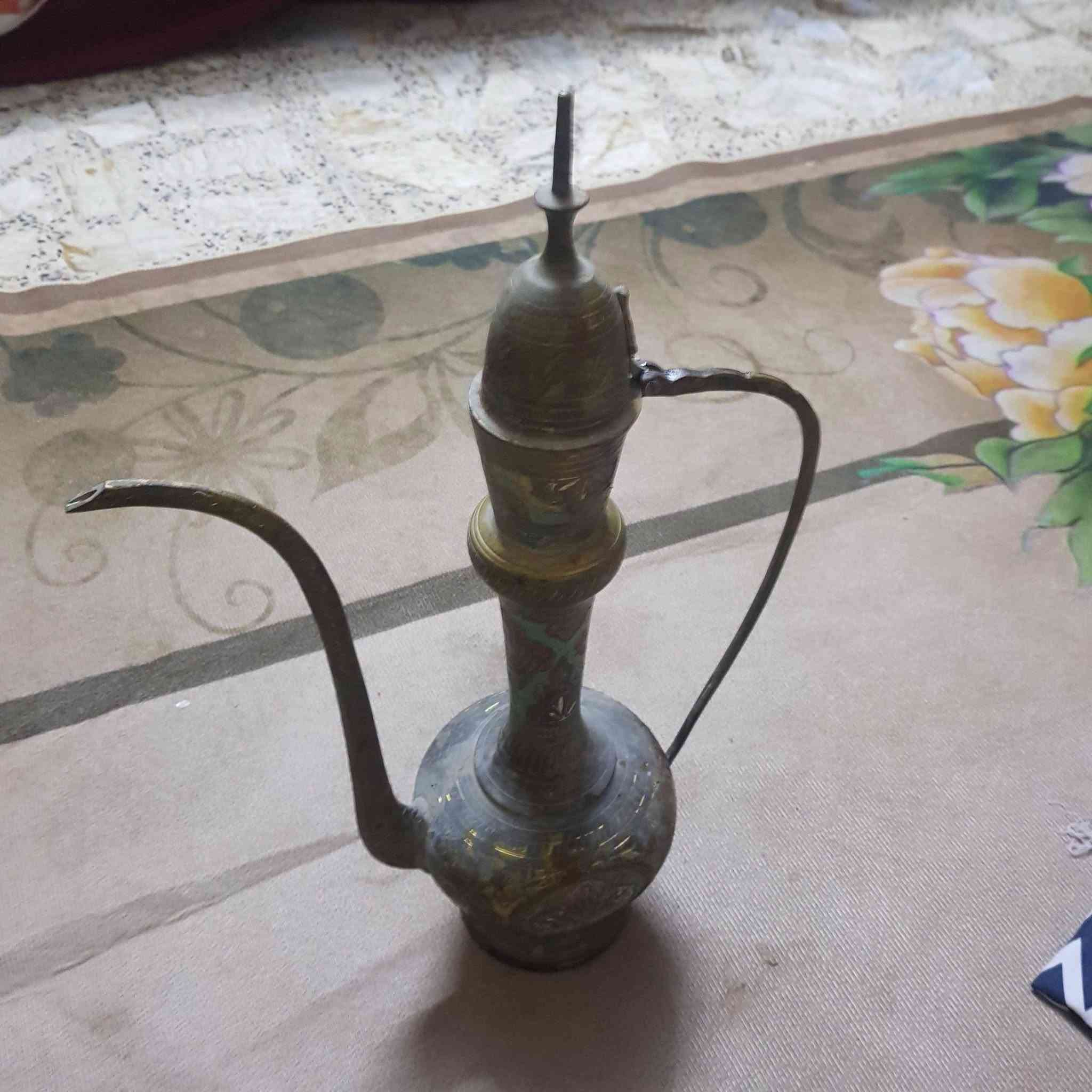 السلام عليكم اخوان ابريق نحاس تحفه قياس الأرتفاع ٤٣ سم  للبيع
***********
