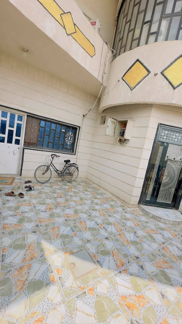 السلام عليكم اخوان
بيت طابو زراعي عراقي مساحة 200
يحتوي الطابق الارضي على

كراج 

مطبخ 
استقبال
غرفتين منام
وصالة
ومجمع الصحيات
الطابق الثاني
يحتوي على
ثلاث غرف
مجمع صحيات

مع صالة كبيرة

السطح شتايكر
 ملاحضة

الطابق الاول طابوق والطابق الثاني ثرمستون مع واجهة طابوق 

الطابق الثاني كامل سراميك 

بياض لبخ بيبان ما عدا السقف 

وايضاً يحتوي البيت على محل 

العنوان: البصرة. ابي الخصيب. عويسيان. قبل علوة الكوفة

السعر 
210
وقابل للتفاوض

للأستفسار 

***********

***********
